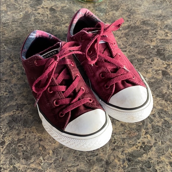 girls maroon converse